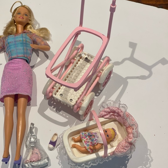 Walking Barbie & baby sister Krissy Doll with talking bassinet on Stroller - Picture 10 of 16